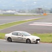 サーキットタクシー（プロドライバー運転による同乗走行）中のマセラティクワトロポルテ