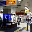 浅草駅特急ホームには外国人観光客を案内するステーションコンシェルジュの姿も