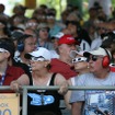 ダン・ウェルドンを偲び、彼が優勝した時のカー・ナンバー「26」と「98」の周回時に白いサングラスを掛ける観客。