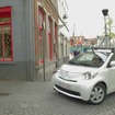 ベルギー中心部の狭い路地でGoogleストリートビューのデータ収録を行うトヨタiQ