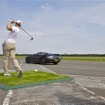 プロゴルファーが放ったゴルフボールを、走行中の自動車からいかに遠くでキャッチするかというギネス世界記録に挑んだ、メルセデスベンツSLS AMGロードスター