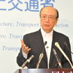 辞任会見に臨む前田国交相（4日・国交省）