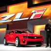 シボレー・カマロ（ZL1）と、GMのグローバルデザインを統括するエド・ウェルバーン副社長