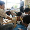トヨタ紡織 工作教室 ベンチの製作に取り組む社員ボランティアと生徒たち
