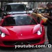 米国ニューヨーク中心部でフェラーリ458スパイダーのドライバーが警官に逮捕される映像