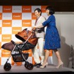 2人でベビーカーを押しながらイベント会場に登場