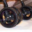 最新のベビーカーは、大型化したタイヤを採用するとともに衝撃を吸収構造となっている
