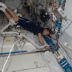 「きぼう」船内実験室の清掃を行う星出宇宙飛行士