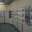 モデラー育成講座の会場には学生のデザイン画がずらりと並ぶ