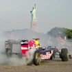 米国ニューヨークを周遊するレッドブルのF1マシン
