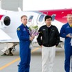 ホンダジェット量産型3号機初飛行。左からステファン・ヨハンソン機長、ホンダエアクラフトカンパニー藤野道格社長兼CEO、トム・モーラー副操縦士。
