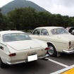 ボルボ・123GT（右）と同じくP1800。123GTなどのシリーズをアマゾンと呼ぶが、それをベースにピエトロ・フルアがデザインしたモデルが左のP1800だ。