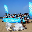 金沢・金石海岸を掃除する参加者たち