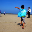 金沢・金石海岸の清掃のあとはビーチサンダル飛ばしにチャレンジ