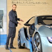 外装デザインについて解説するBMW i シニアエクステリア・デザイナーのカイ・ランガー氏