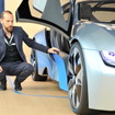 外装デザインについて解説するBMW i シニアエクステリア・デザイナーのカイ・ランガー氏