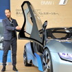 外装デザインについて解説するBMW i シニアエクステリア・デザイナーのカイ・ランガー氏