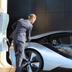 BMW AG BMW iシニア・エクステリア・デザイナーのカイ・ランガーさん（Cピラーに手が入るところを実演）