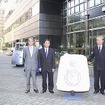 左からユアサM＆B・橋本篤実部長、SGモータース・谷本育生社長、光岡自動車・光岡進会長