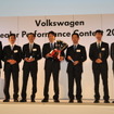 サービスアドバイザー部門受賞者と、VWグループジャパン代表取締役社長の庄司茂氏、常務執行役員アフターセールス本部長のトーマスジルベルト氏