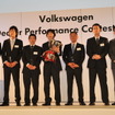 サービステクニシャン部門受賞者と、VWグループジャパン代表取締役社長の庄司茂氏、サービス技術部 部長のハイコラツニ氏