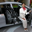 【東京モーターショー04】三菱自動車、車いすを電動収納できるランサー