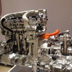 日産、先進技術発表会で用意されたFF用HV2.0リットルエンジン