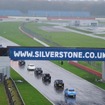 英国シルバーストンサーキットで開催された日産リーフ225台のパレード