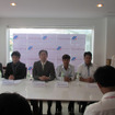会見に臨むトライアジアグループ代表の横井朋幸さん（左から3人目）と監督に就任した吉岡大介さん（左から2人目）
