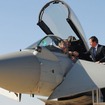 デビッド・キャメロン総理とRAFのパイロット（BAEシステムズ）