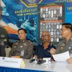 スラポン容疑者（右から２人目）　（写真提供、タイ警察）