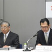 ホンダの2013年3月期第3四半期決算会見。岩村哲夫副社長（左）と池史彦専務