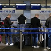 米国東部を襲った吹雪による航空便の運行中止
