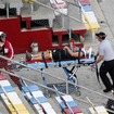 レース場から担架で運び出される怪我人