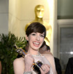 助演女優賞を受賞したアン・ハサウェイ -(C) Getty Images