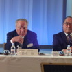 『スペーシア』発表会見の鈴木修会長（左）