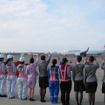 高知へ向かうボーイング737-800を女性スタッフ25人でお見送り。