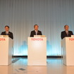 代表取締役社長 豊田章男（左）、代表取締役副会長（中） 内田山竹志、代表取締役会長 張富士夫（右）