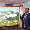 モーリシャス空港のCEOと役員がティム・クラーク社長に記念の絵画を贈呈