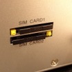 SIMカードスロットは2つあり、キャリアが変わってもシームレスに通信できる。