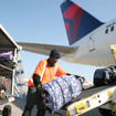 荷物の積込みを行うデルタ航空の従業員