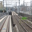 代々木上原～東北沢間：代々木上原駅を発車した直後の小田原線下り列車先頭部から東北沢方を望む。外側の線路（左）が下り地下線（将来の下り急行線）。内側の線路は閉鎖されたばかりの下り地上線で、今後はこれを撤去して下り緩行線が整備される。