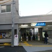 東北沢駅：旧地上線の線路の北側に設けられた新しい駅舎。