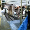 下北沢駅：地下化に伴い、地上ホームをまたいで改札口につながる仮設の通路が整備された。かつての地上線の線路が仮設通路によって遮断されている。