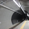 世田谷代田駅：下り線ホームの下北沢方はシールドトンネル。内壁が灰色になっている部分は、シールドマシンの胴体。掘削完了後のシールドマシンは通常、内部の機械を搬出して再利用し、胴体部はそのままトンネル内に残して内壁の一部とする。