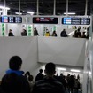 下北沢駅：地上と地下コンコースをつなぐ階段。かなり深い位置にホームが設けられたため、京王井の頭線との乗り換えは以前より時間がかかるようになった。