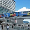 北九州モノレールの「銀河鉄道999号」。1000形の車体に星野鉄郎やメーテルが描かれている。