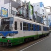 福井駅前停留場に停車中の福井鉄道880形。「福井駅前マラソン」が開催される4月7日は7時から11時30分まで運休する。