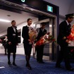 最終便のクルーが降機したのは到着から40分後。拍手で出迎える。