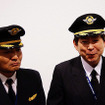 最終便を担当したのは2人とも機長資格のパイロット。左が広島への往路を担当した迫田さん、右が東京への復路を担当した岸本さん。